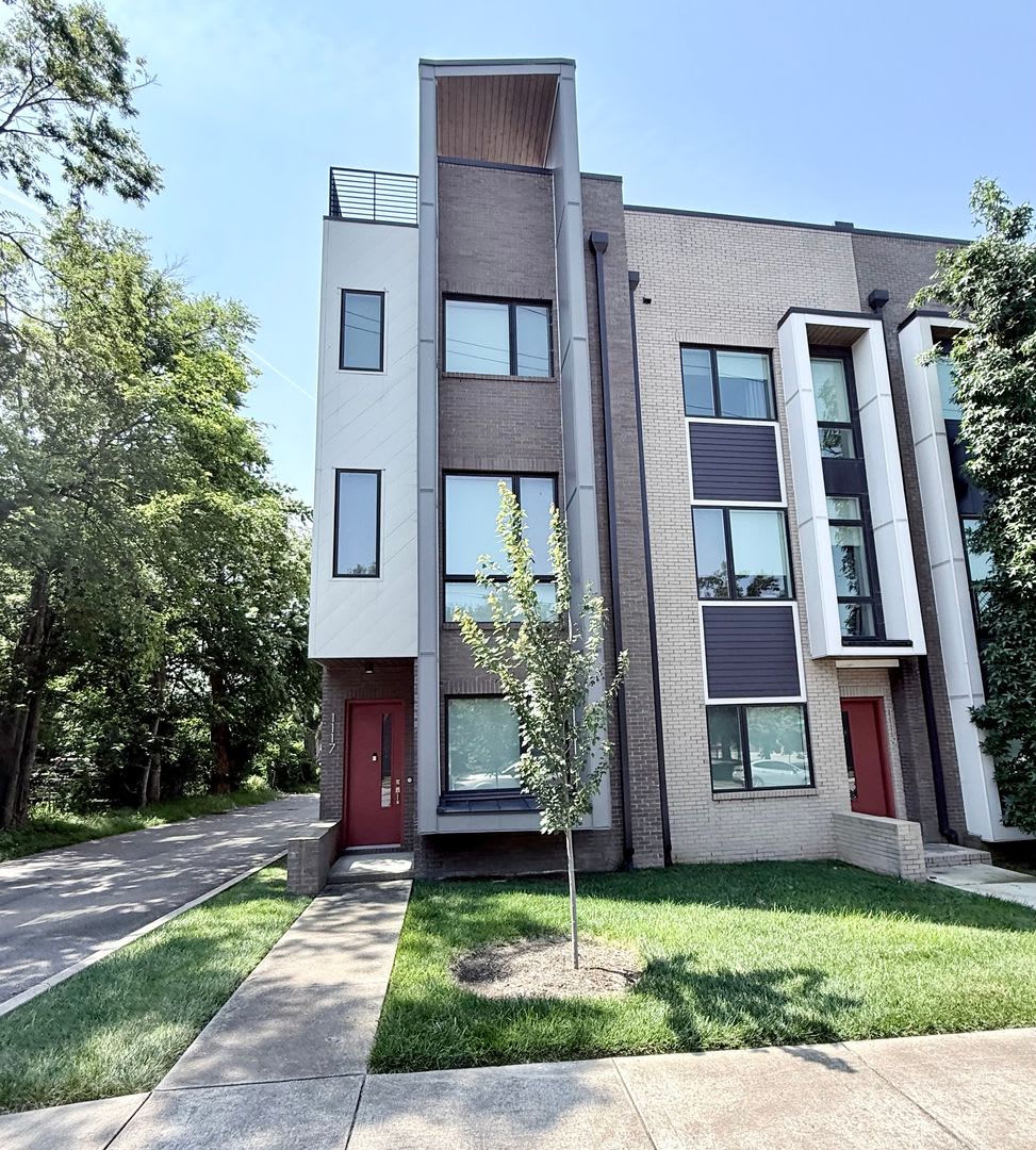 3 bedroom/3.5 baths/ 12th S – photo 2