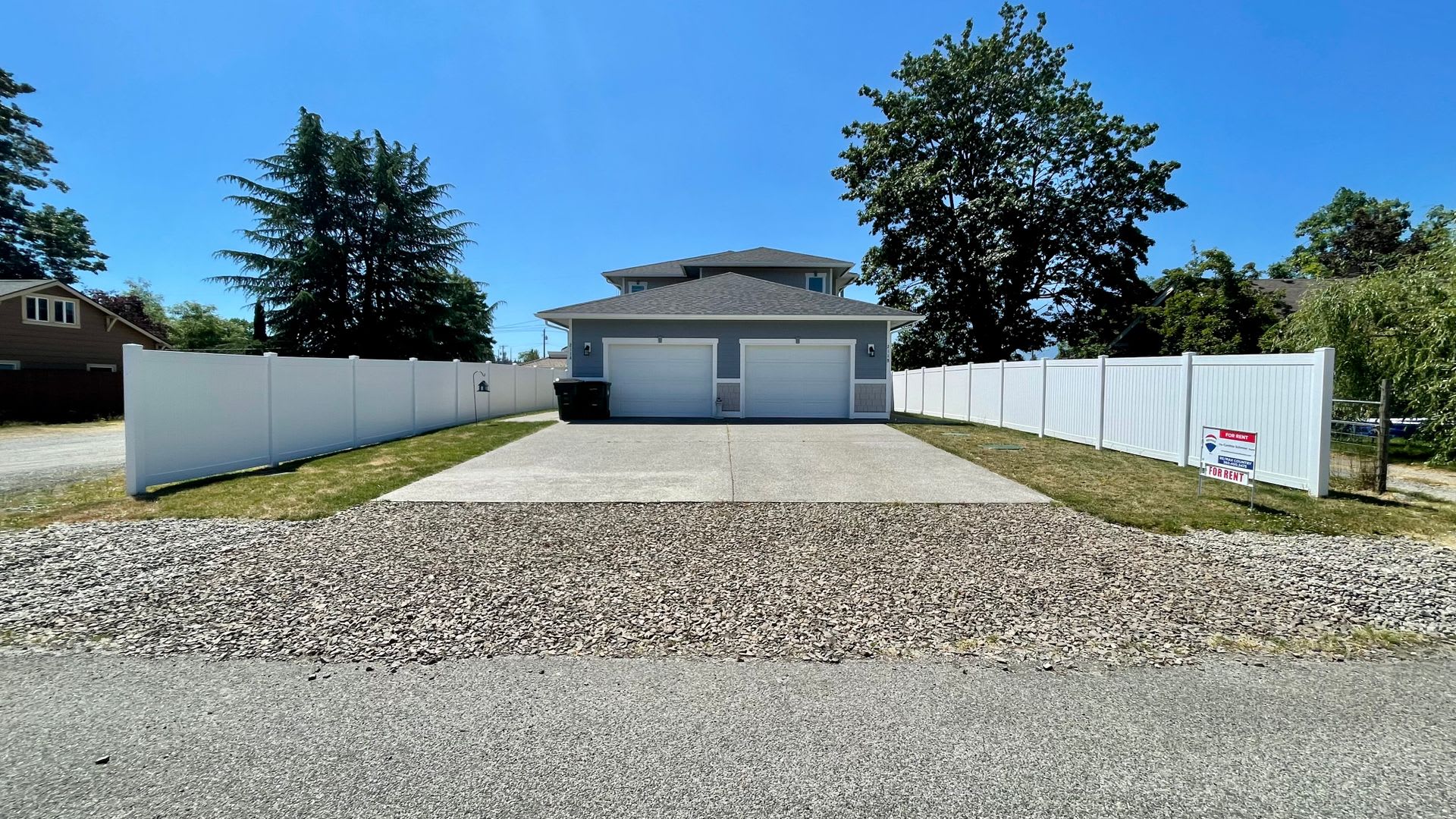 Beautiful 3 Bedroom Duplex with Garage! – photo 2