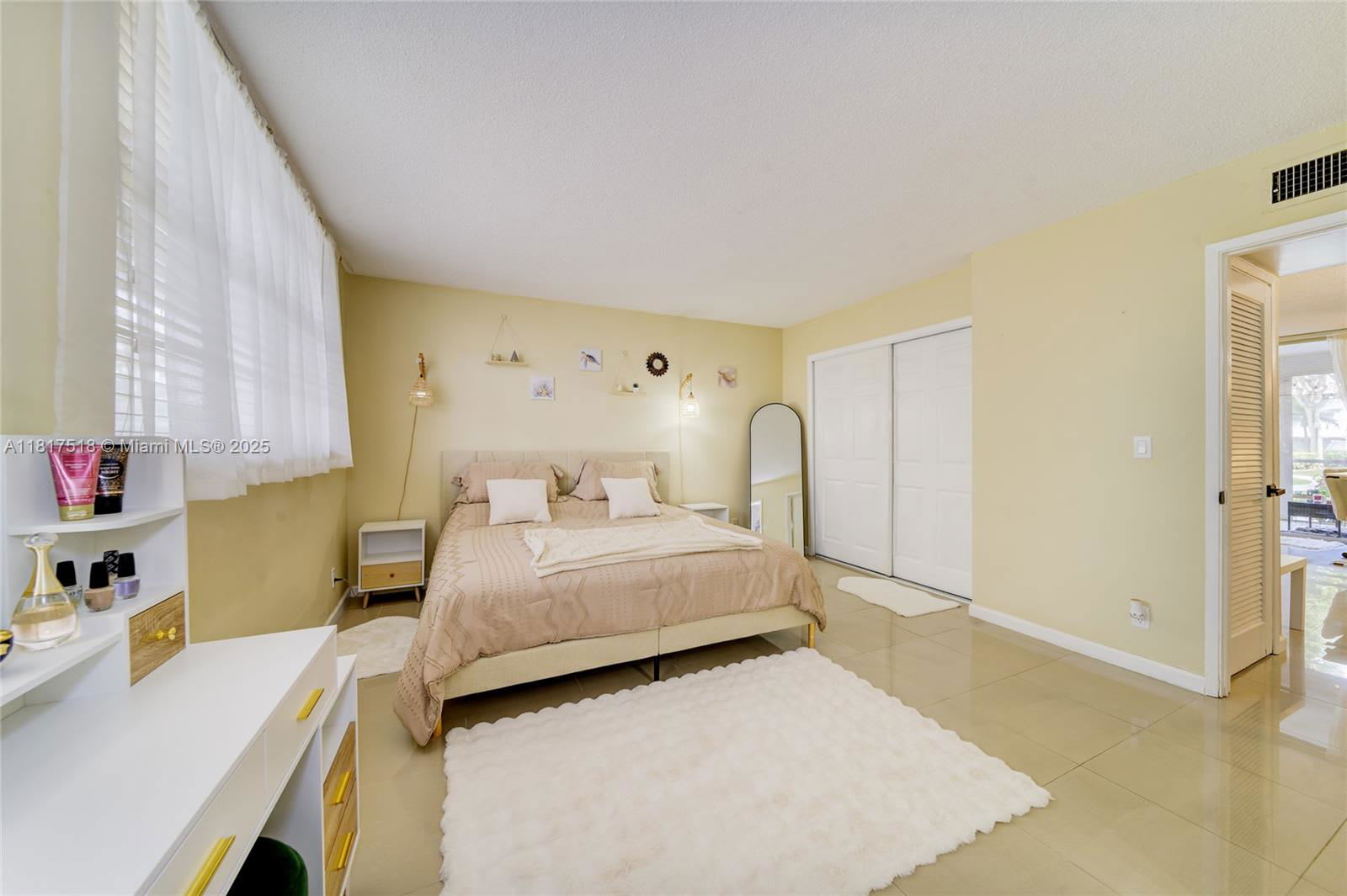 1040 Southeast 4th Avenue – photo 1
