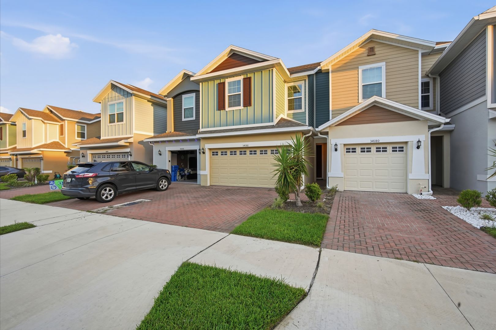 Well laid out 3 BDS/ 2.5 Bths Townhome with many upgrades centrally located! – photo 2