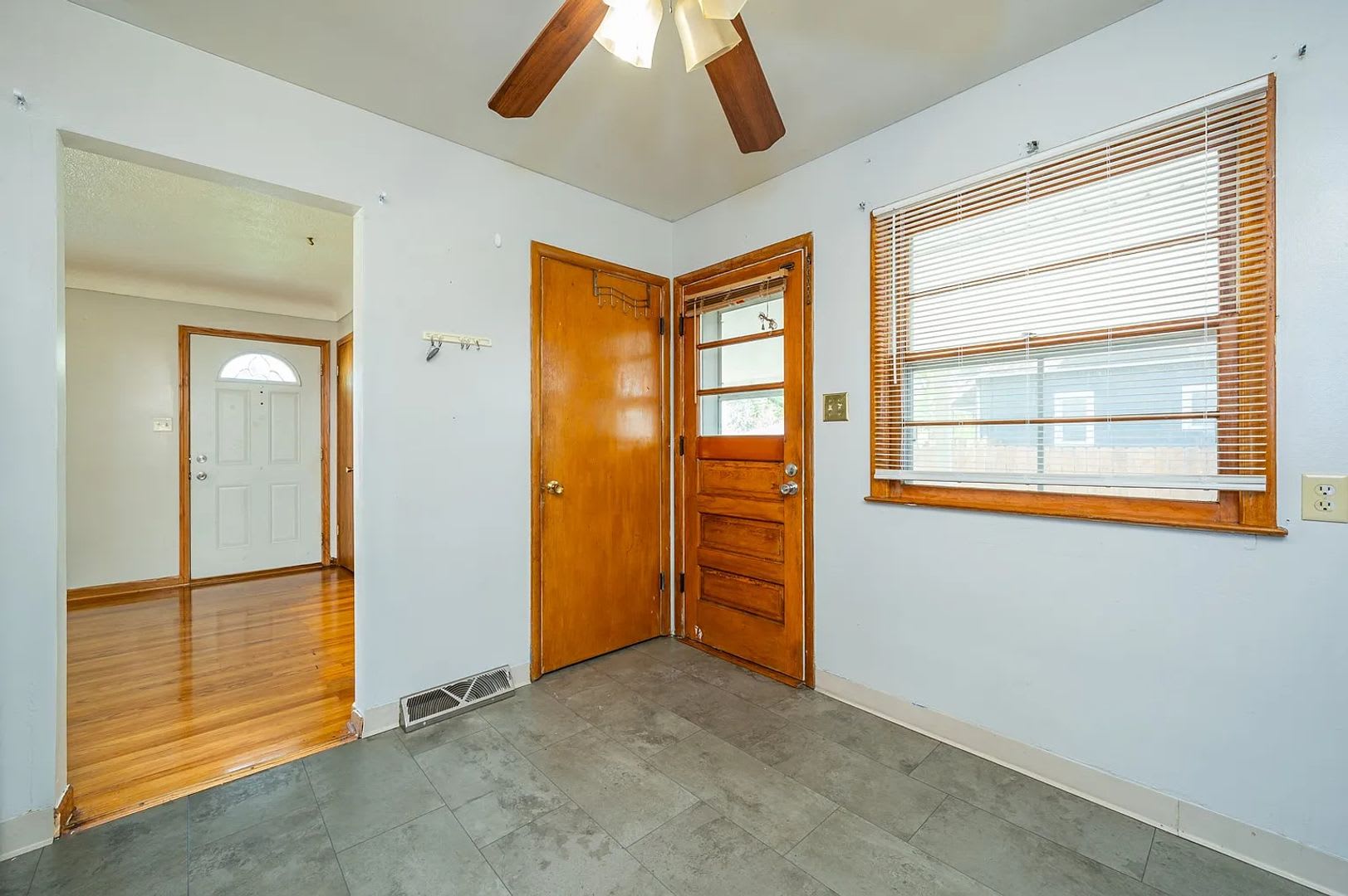 Move In Special Gorgeous Hardwood Floors 3 Bed Home – photo 5