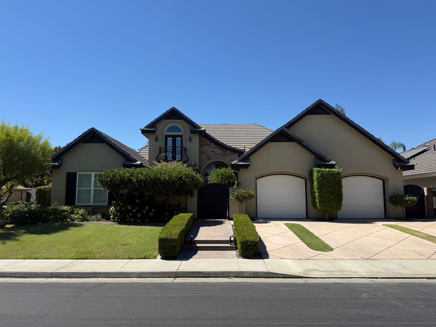Stunning Seven Oaks Home – photo 1