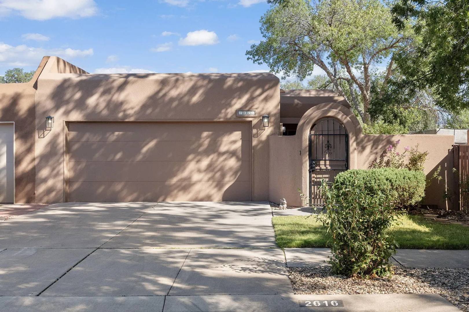 Adorable Townhome, 2 Master Bedroom Suites to Patio Living – photo 2