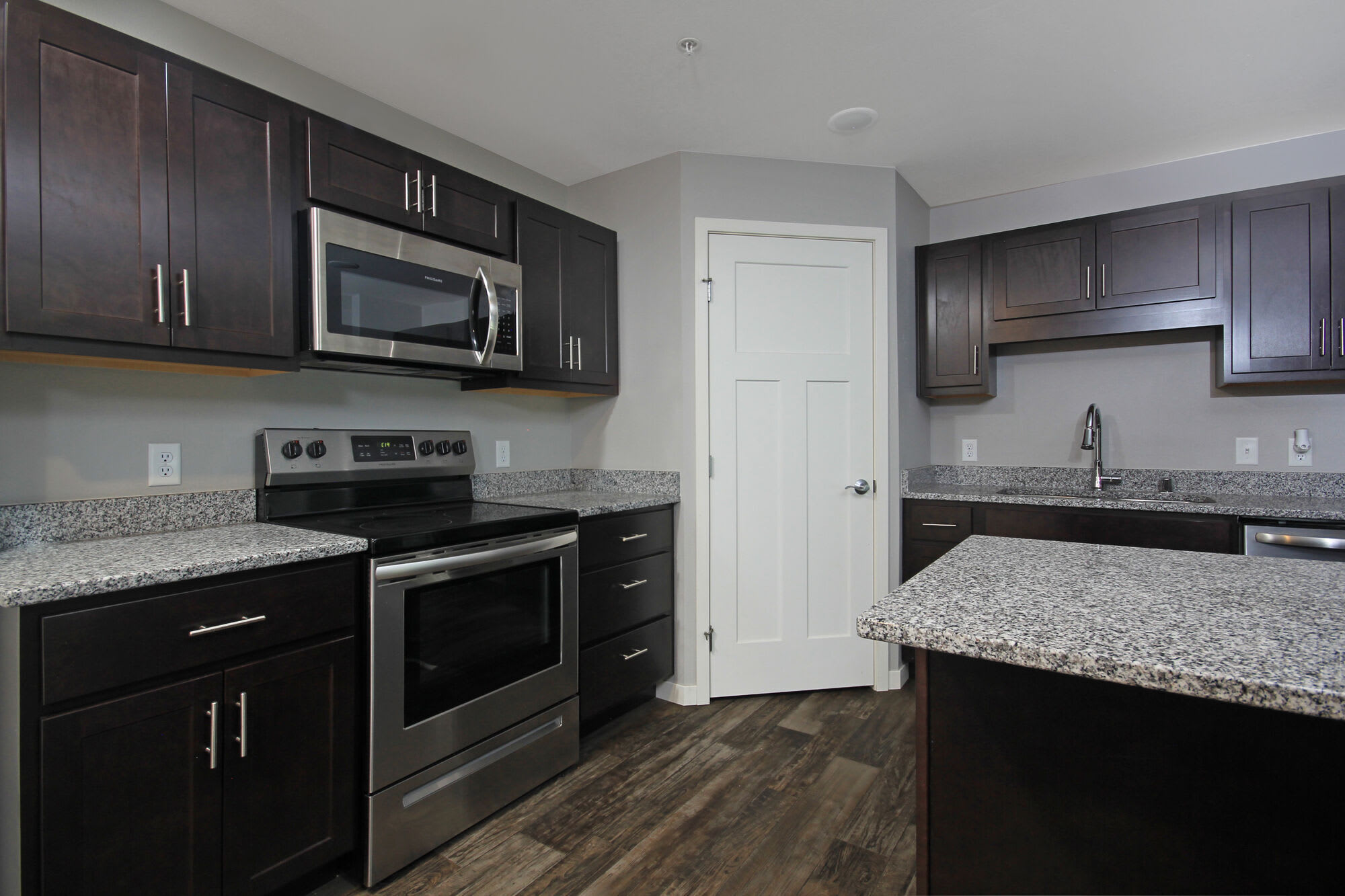 Sapphire Apartments – photo 1