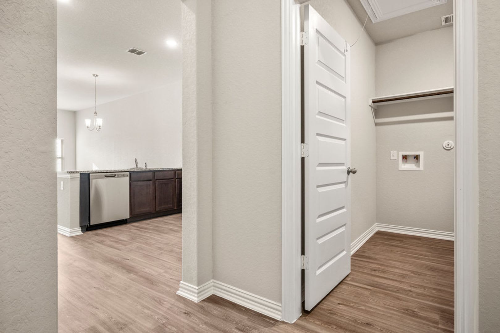 AVAILABLE NOW! STUNNING 3 BEDROOM DUPLEX LOCATED IN CONVERSE, TX! – photo 5