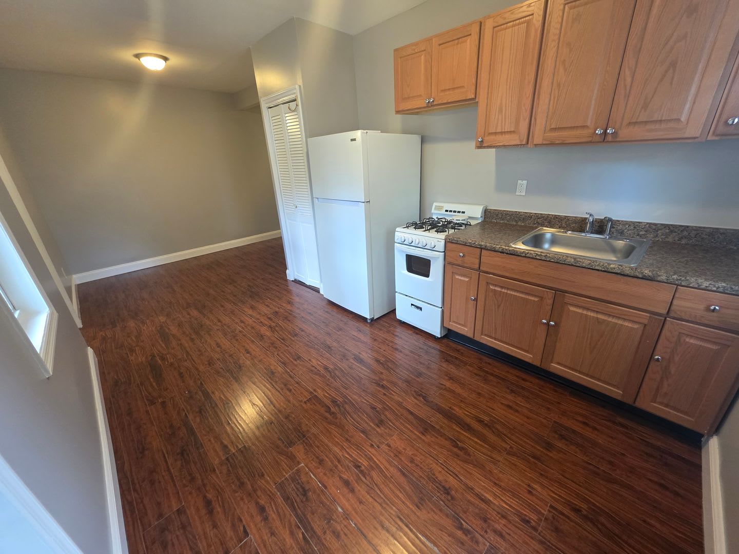 2 Bed 1 Bath Apartment In Loch Sheldrake – photo 3