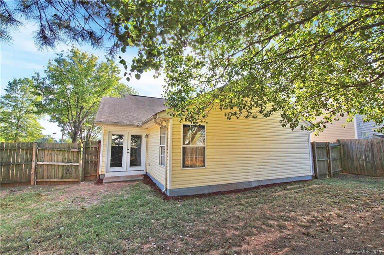 Room in 3 Bedroom Home at Tom Hunter Dr – photo 4