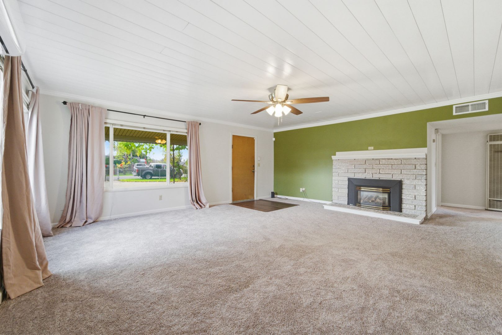 Beautiful 3-Bedroom Home with Extra Living Space and Modern Upgrades – photo 4