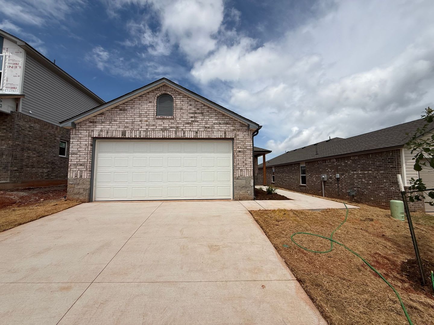 Brand New Luxurious And Spacious 3 Bedroom 2 Bathroom Yukon Public Schools – photo 2