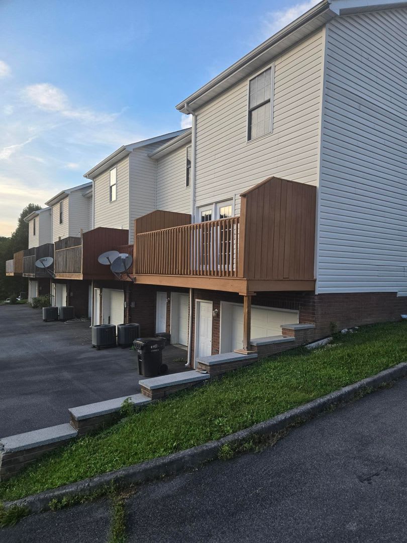 Spacious 2-Bedroom Townhome – End Unit with Private Deck & Garage – photo 2