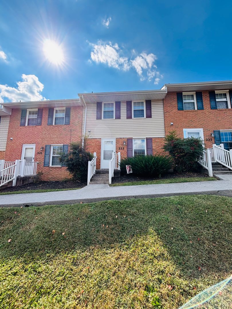 2 Bedroom, 1.5 Bath Townhouse – photo 1