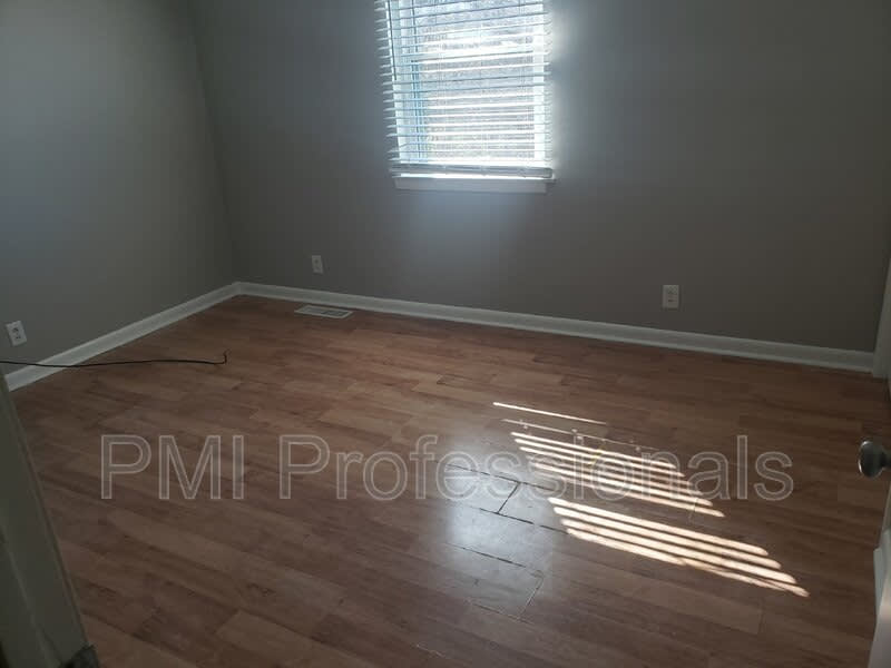 736 E Northfield Blvd – photo 4