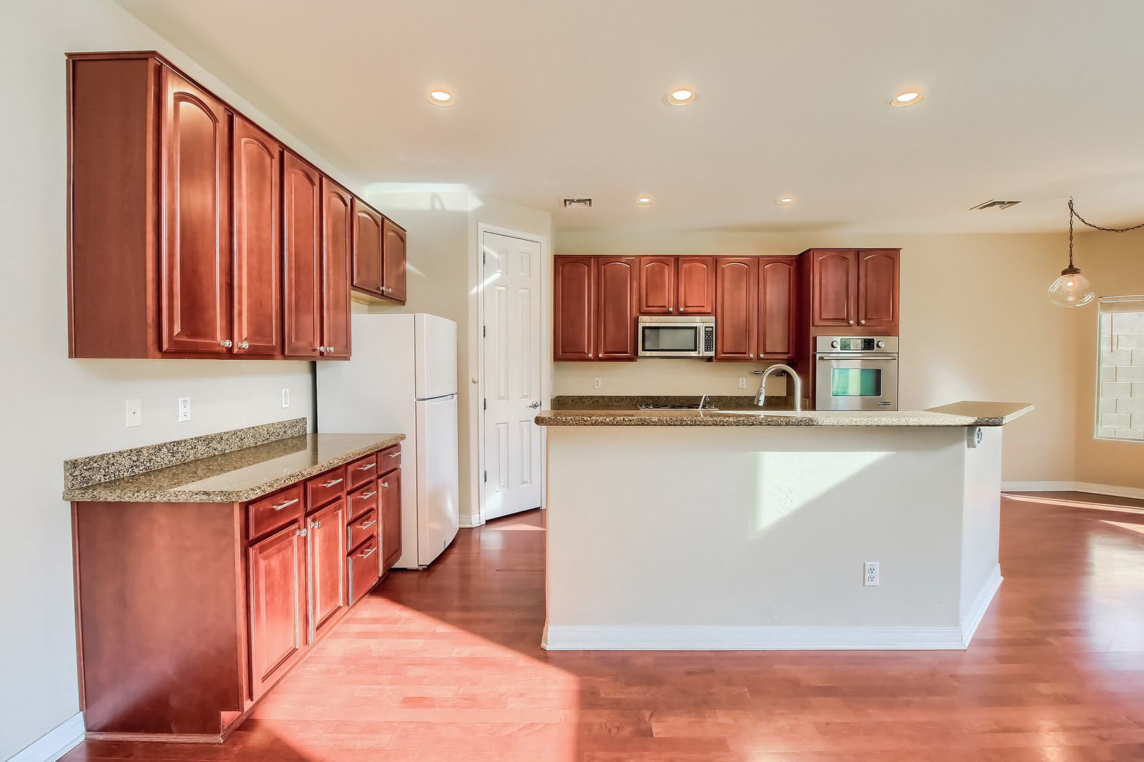 4 bedroom, 2.5 bath house with pool and putting green – photo 5