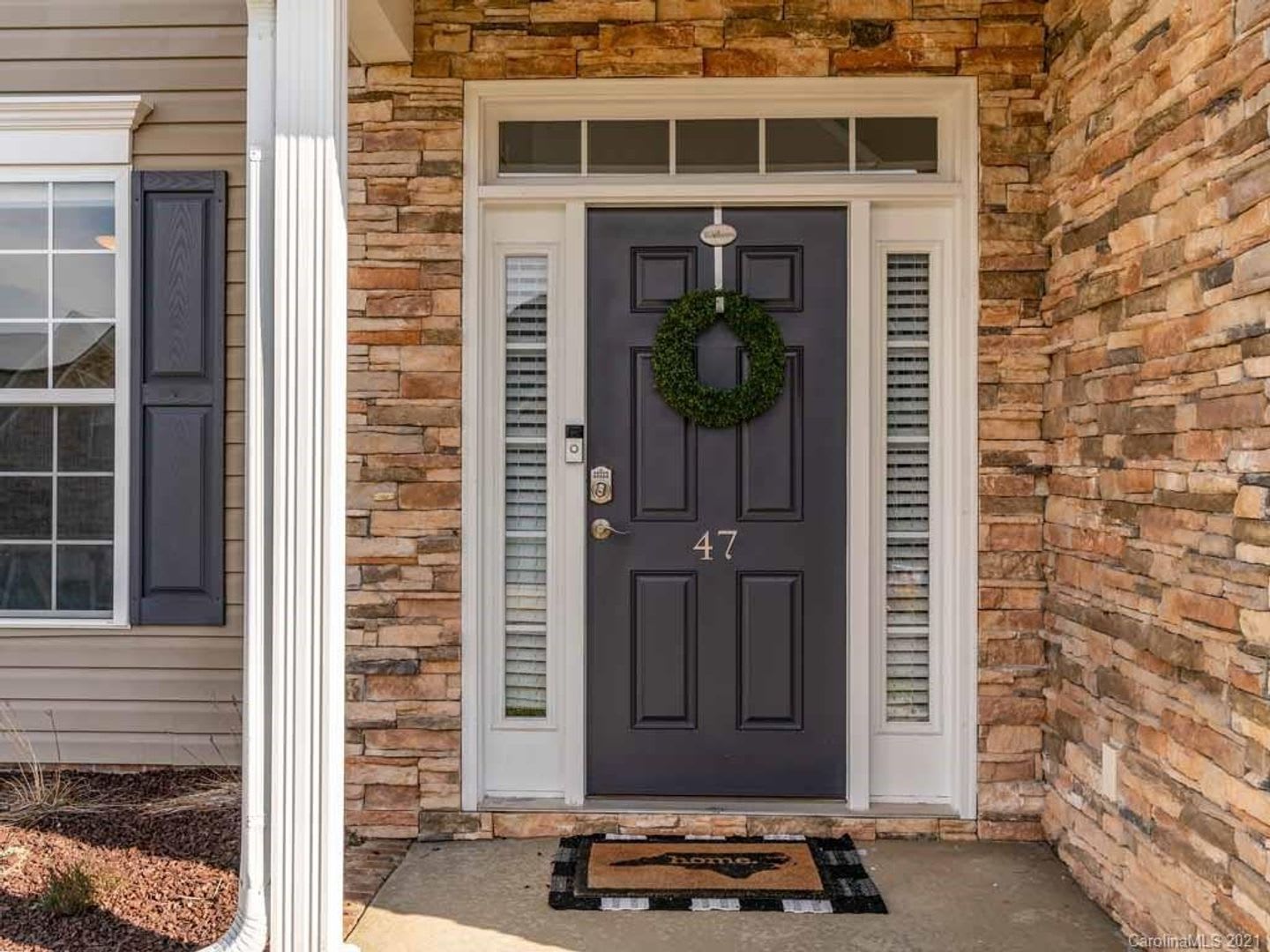 Spacious Home High End Finishes Convenient Location – photo 2