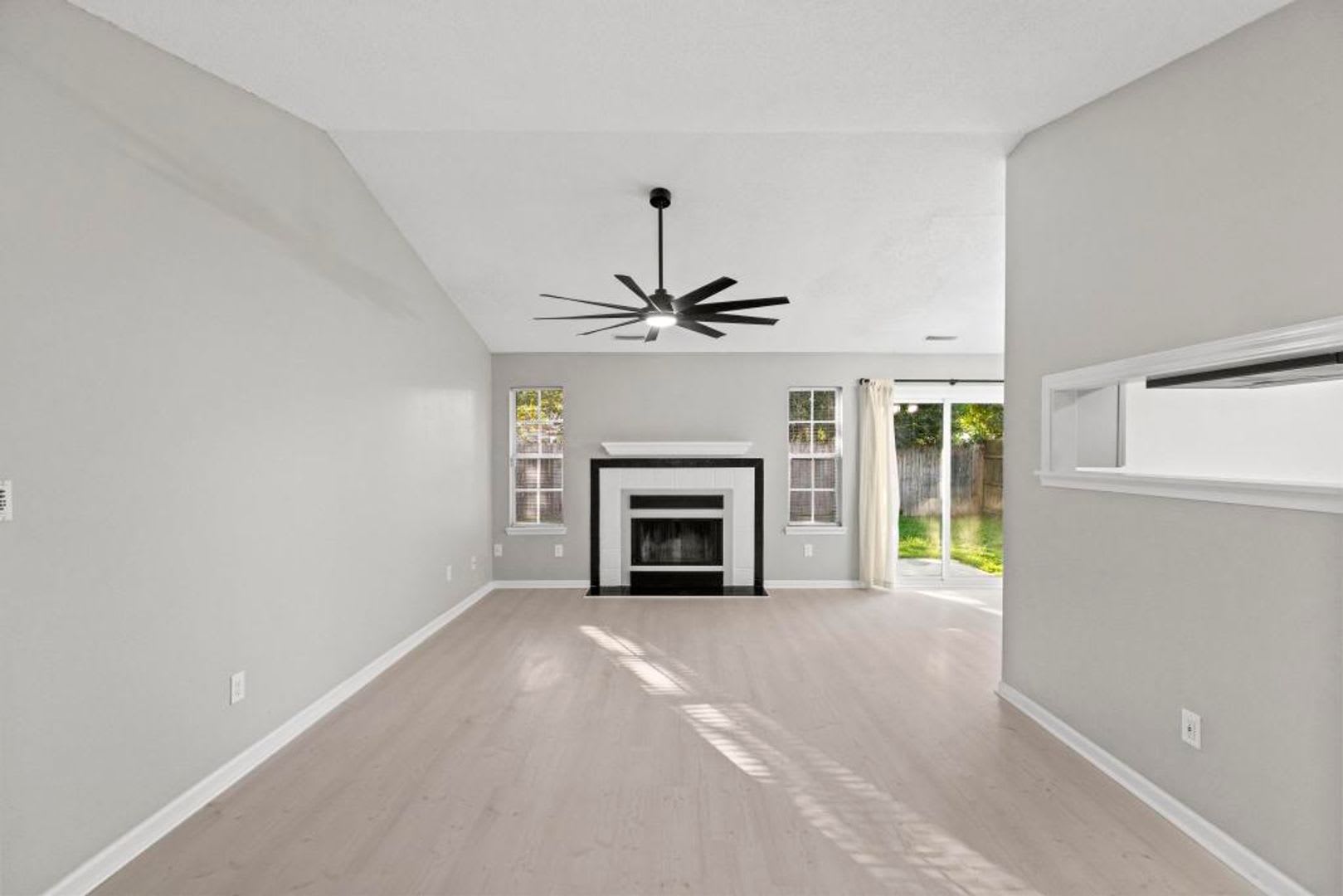 Stylish Home with Open Floorplan & Fenced Backyard – photo 5