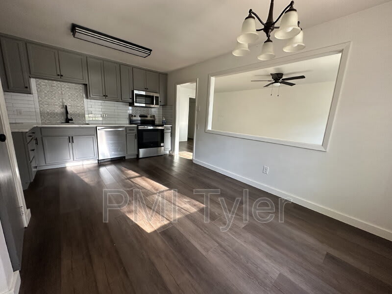 1538 N Hill Ave – photo 4