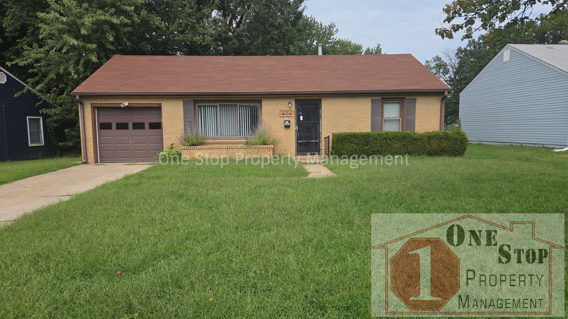 3 Bedroom, 2 Bathroom with 1 Car Garage in Gladstone, Missouri – photo 1