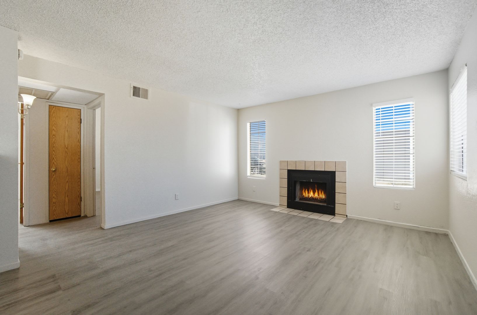 Charming 2-Bedroom Downstairs Unit with Fireplace – photo 3