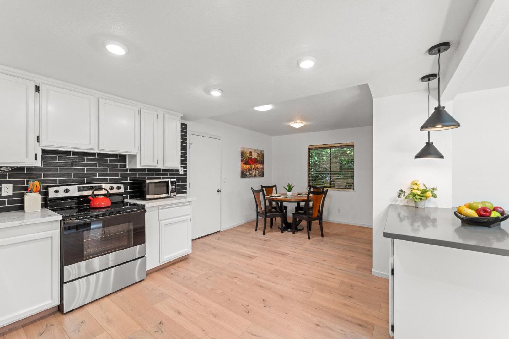 4 Bedroom Home in Sierra Oaks – photo 2