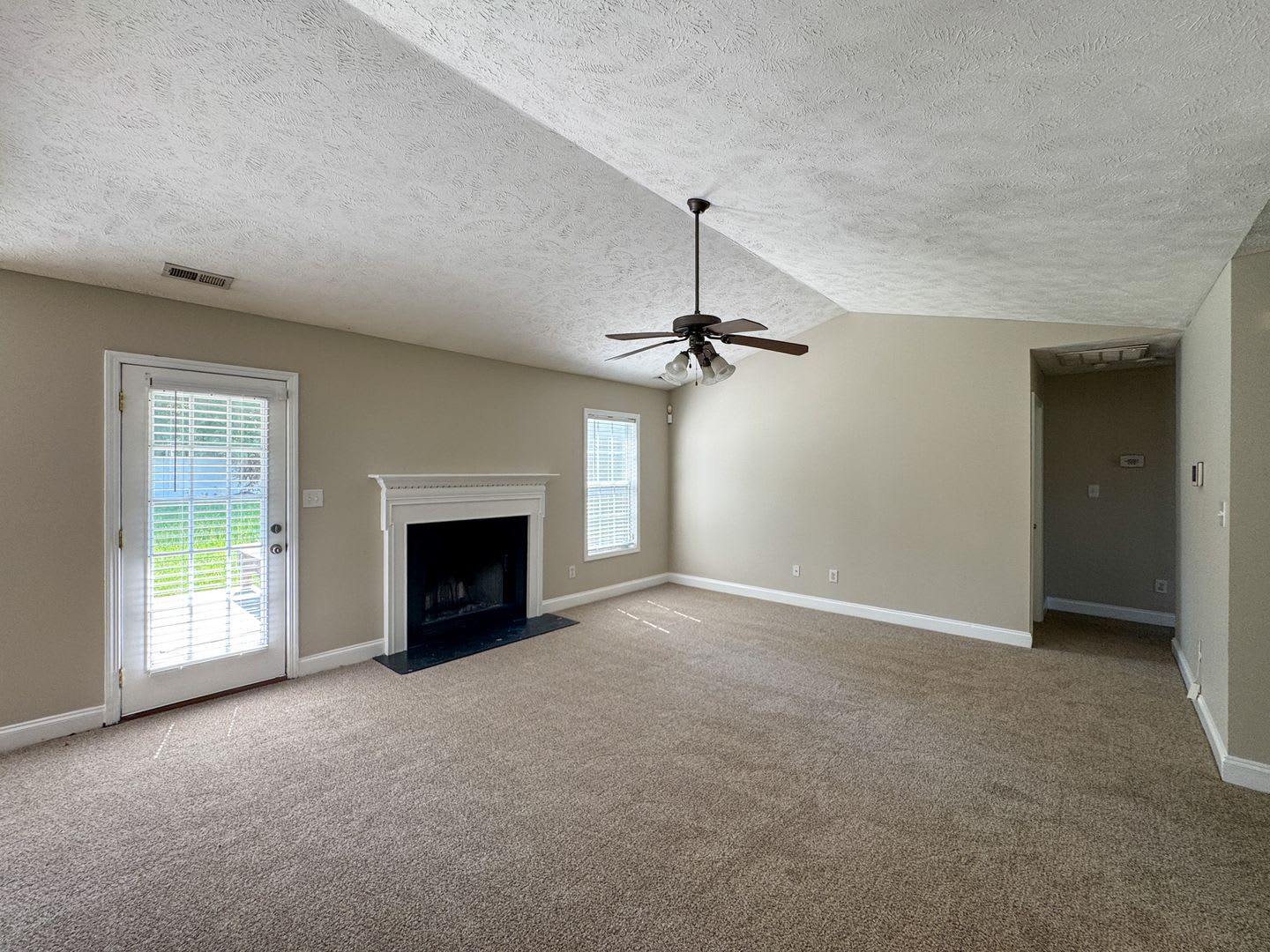 3 Bed 2 Bath Home Plus Bonus Room – photo 4
