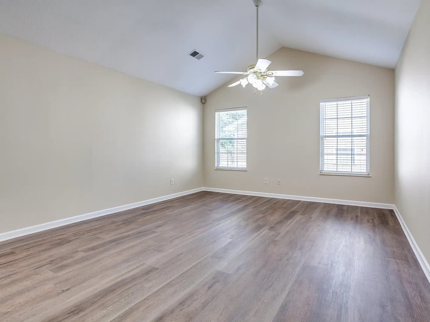 2bd/2ba end unit available now! – photo 5