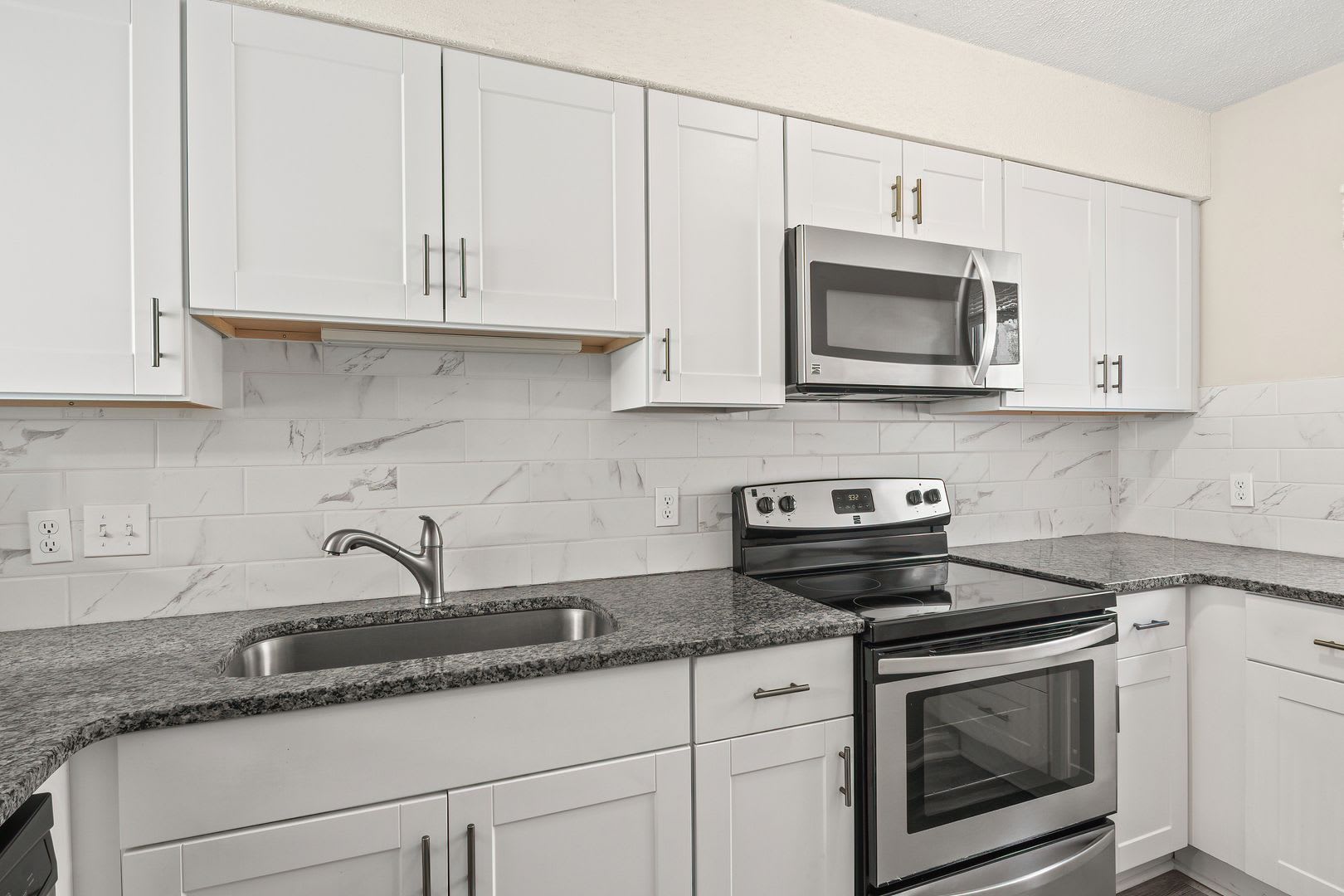 Delightful Two bedroom townhouse available NOW – photo 2