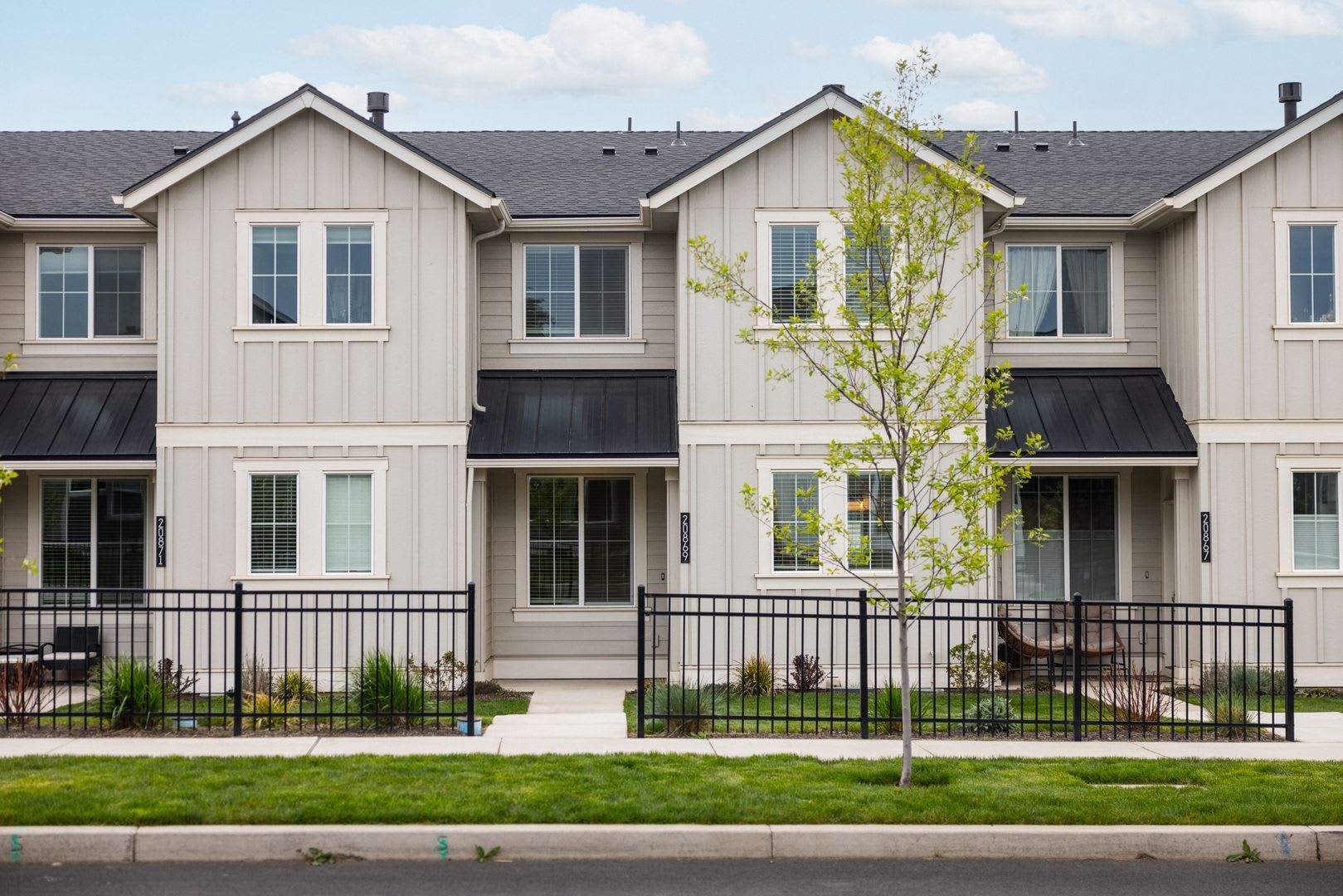Modern 3 Bed 2.5 Bath Townhome with Resort-Style Amenities. Rent Credit & Pets OK! – photo 2
