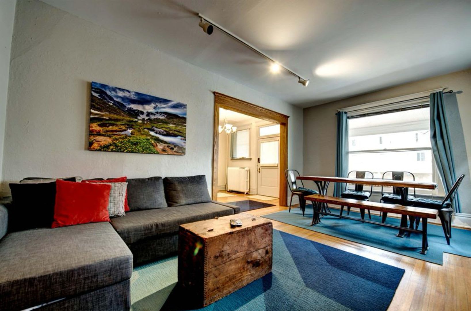 Beautiful two story unit with Victorian charm – photo 3