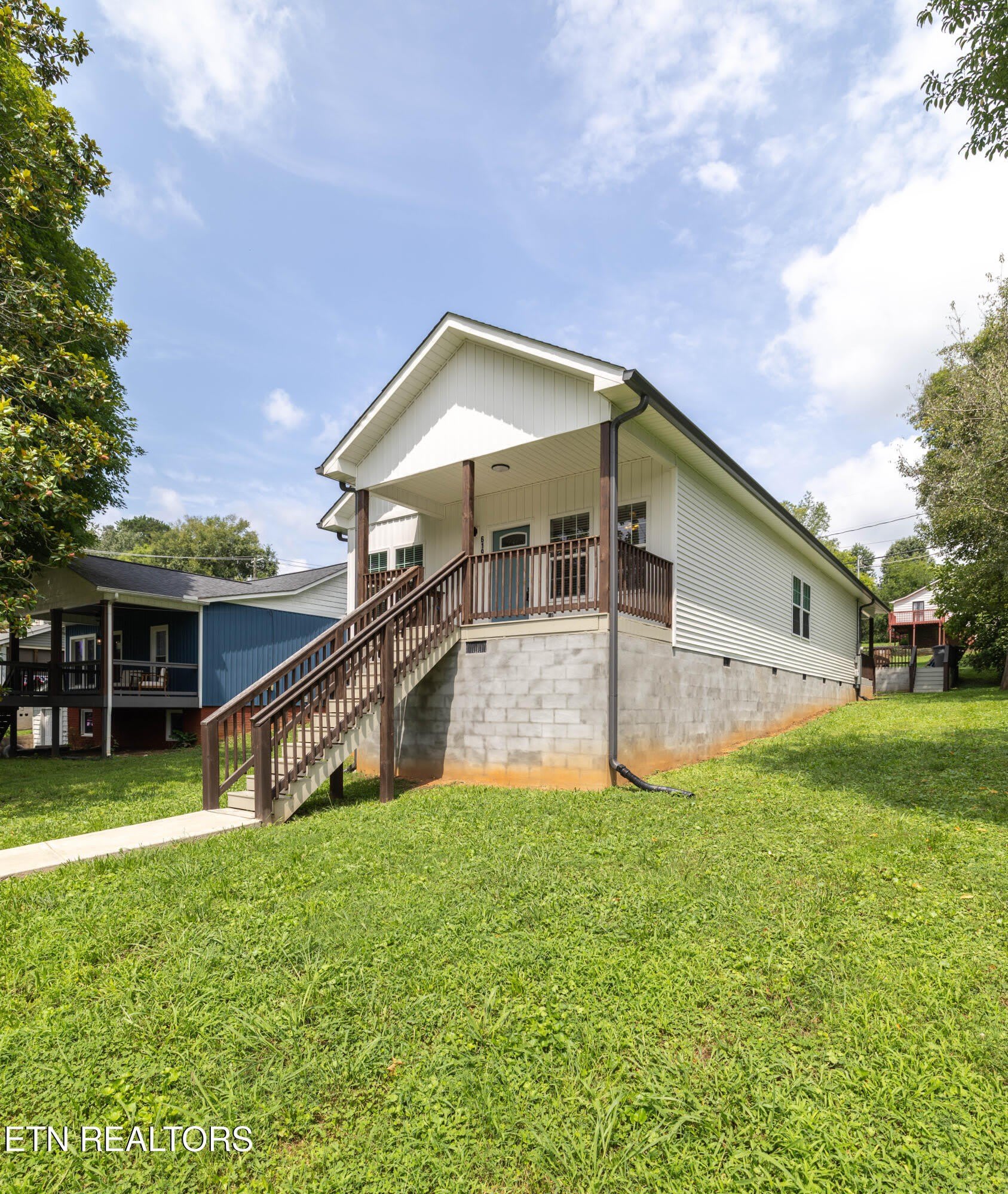 619 Midlake Drive – photo 4