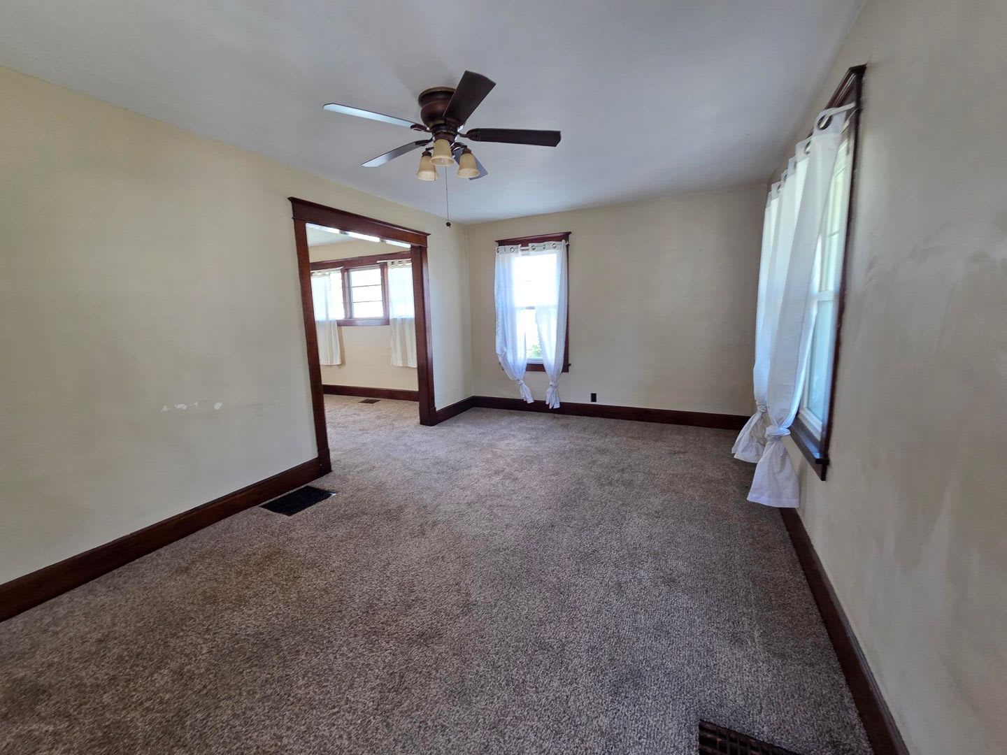 3 Bedroom 1-bathroom single family 2 story house – photo 3