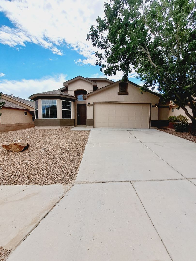 3 Bed 2 Bath Home In Huning Ranch Great Yard – photo 2