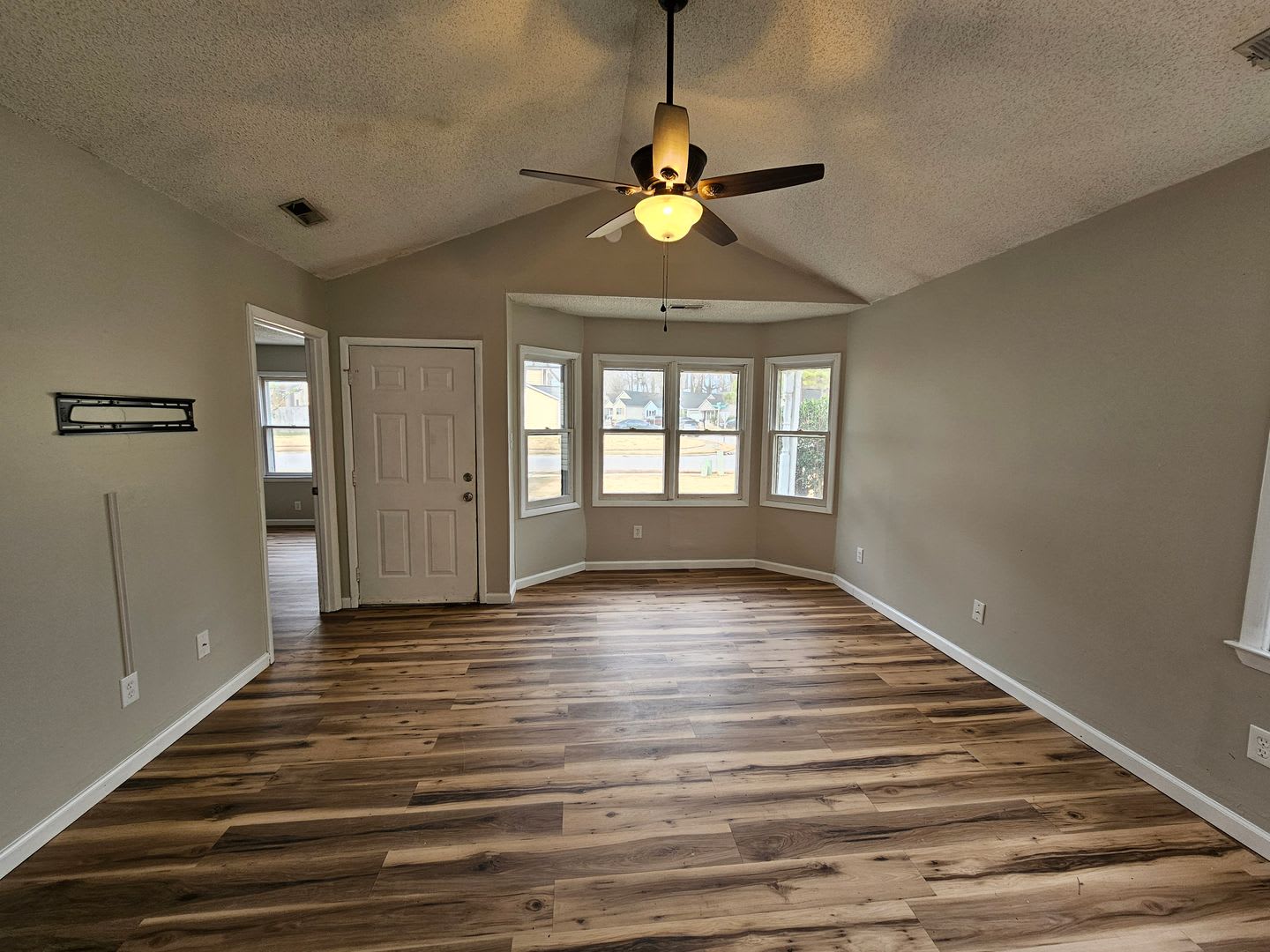Charming 3 bedroom 2 bathroom Home In Aragona Village! – photo 2
