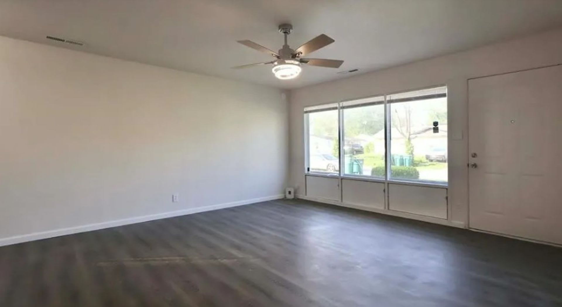 For Lease – photo 2