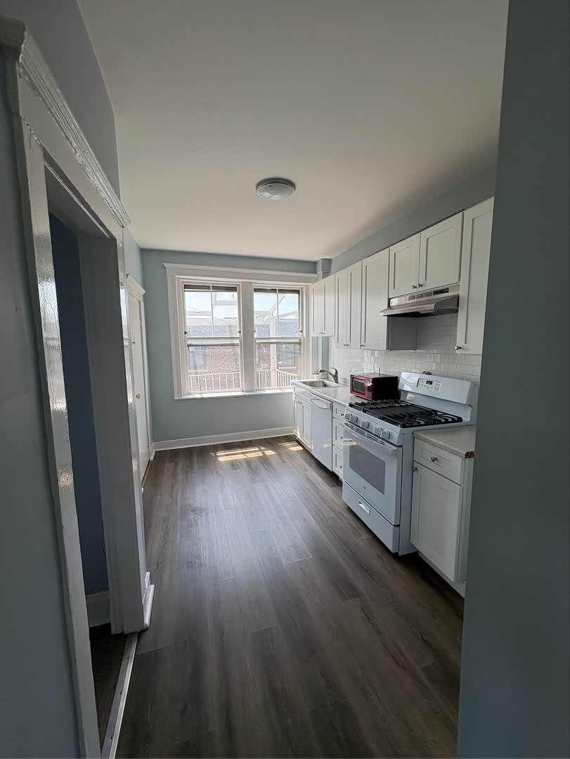 Beautiful 3 bed with in unit laundry and balcony GREAT DEAL for 9/1/26 – photo 1