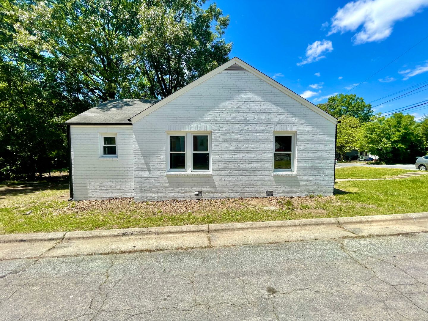 Freshly renovated 3 Bed 1 Bath Home Near UNCG! – photo 4