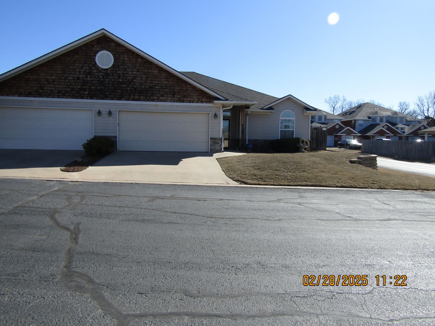 Fantastic Condo located close to Ft. Sill, Shopping and Restaurants Handicap Accessible! No Pet Home! – photo 1