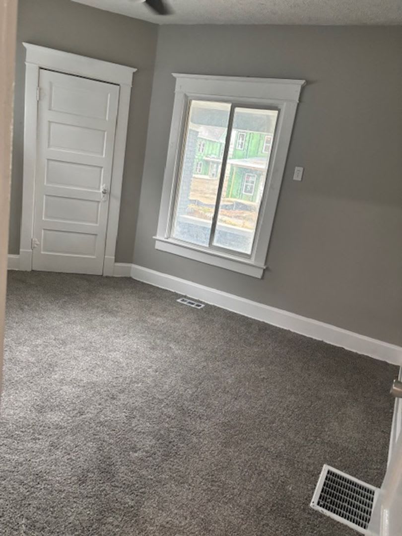 4 bedroom House On Lasalle St! – photo 4