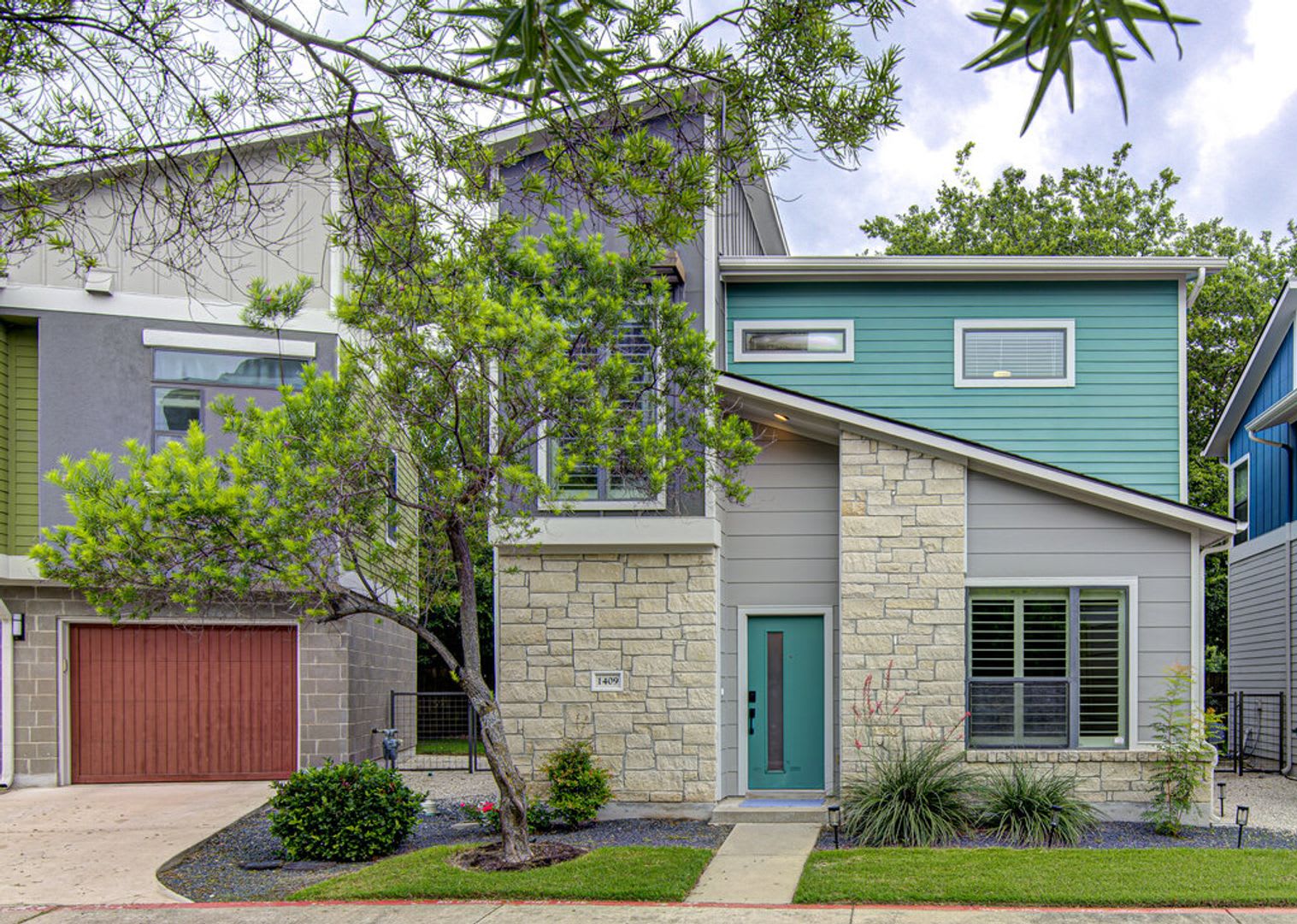 Three Weeks Free Rent Spacious 3 Bedroom Home With Detached Garage Hoa Maintained Exterior – photo 2