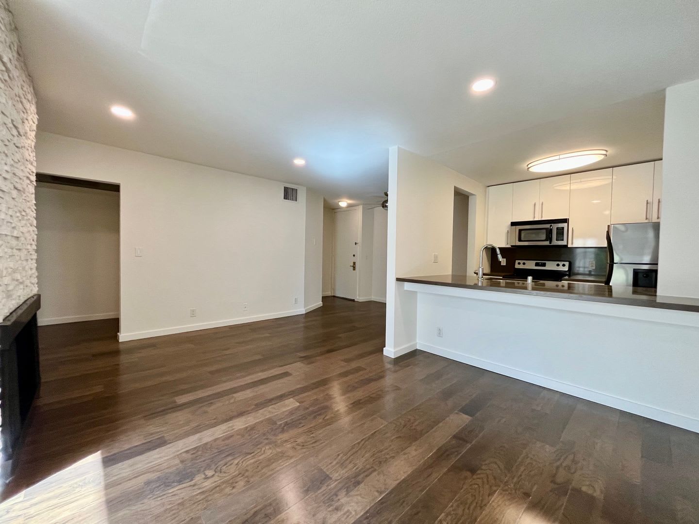 Enjoy one of the most walkable neighborhoods in LA – photo 2