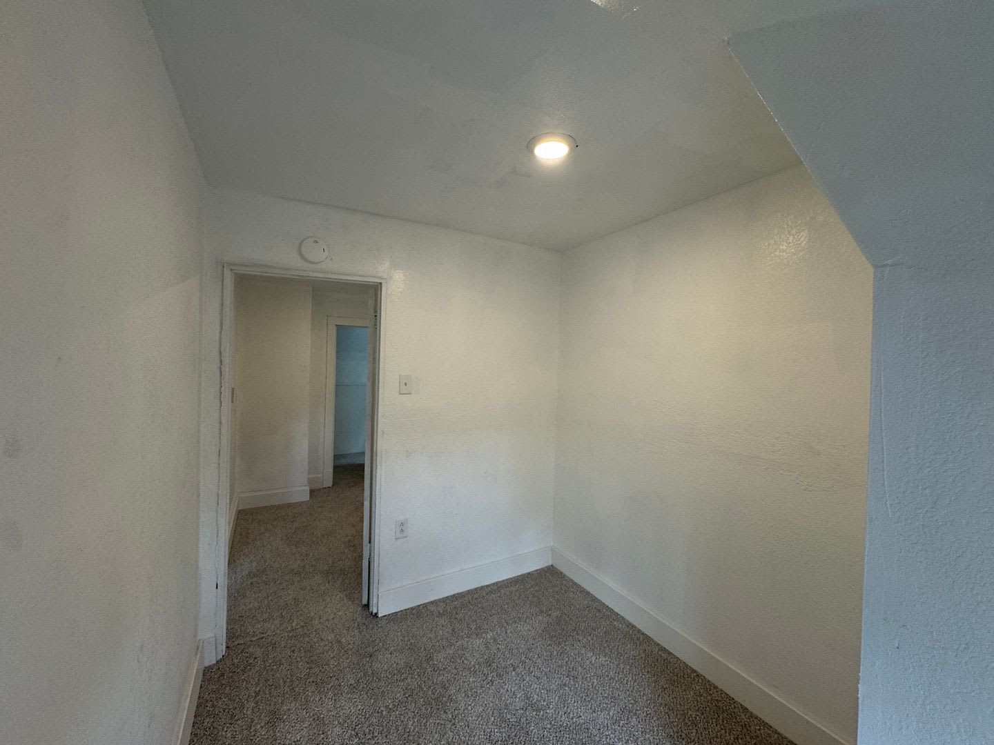Available Now 5 Bed 1 Bath Single Family Home – photo 3