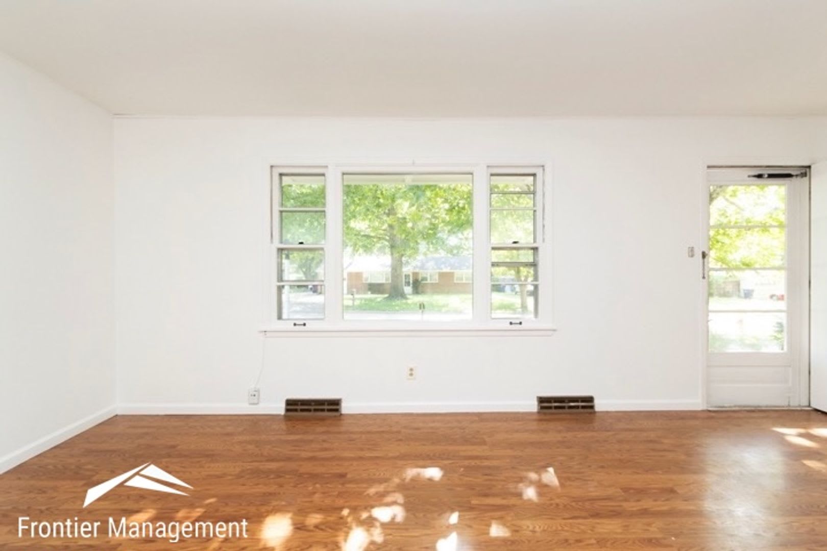 Awesome 3 Bedroom Home Located In A Quiet Family Neighborhood Close To To K State Schools And Shopping – photo 4