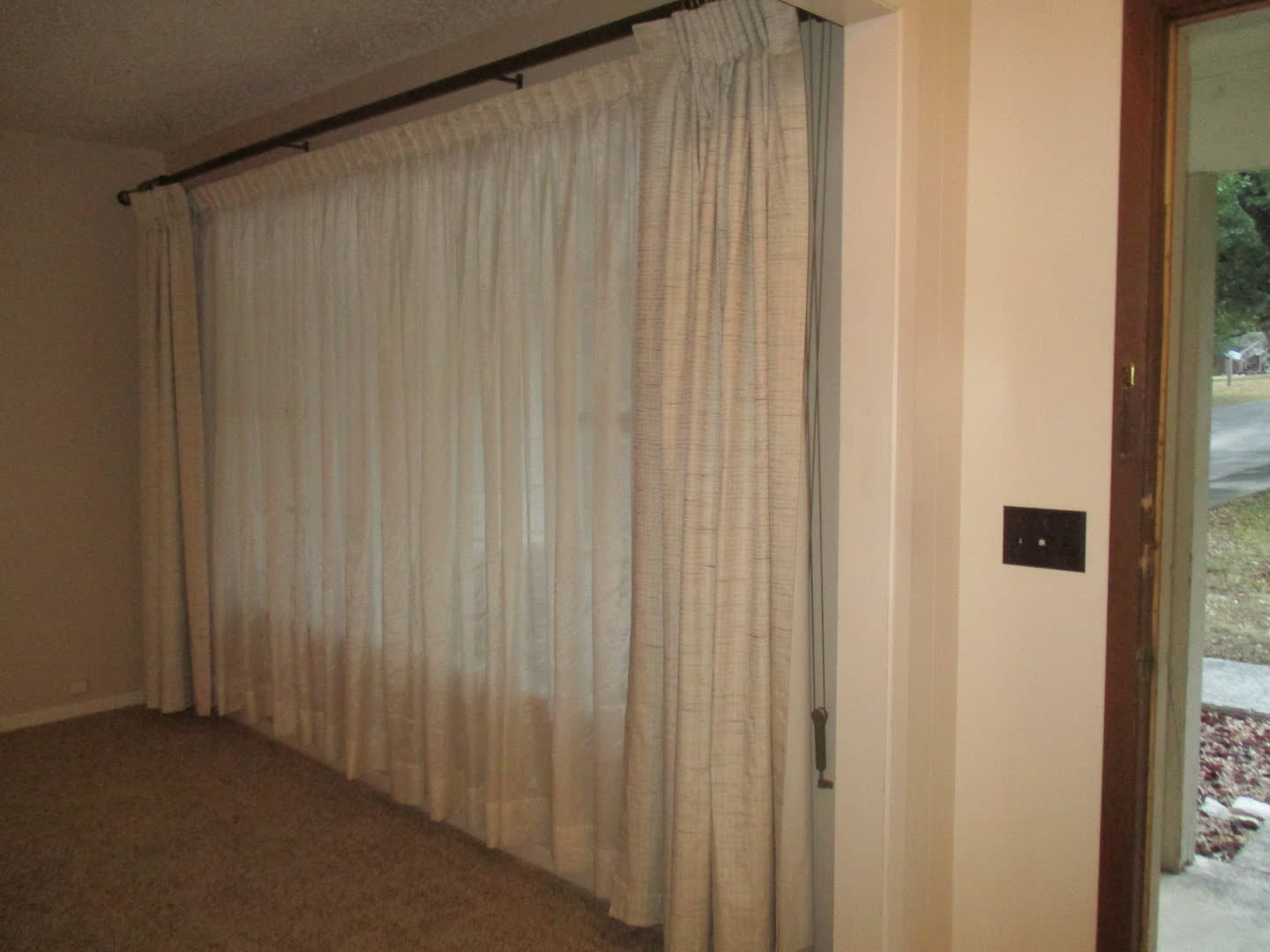 3/2 w/Large Back Yard in Village West! – photo 3