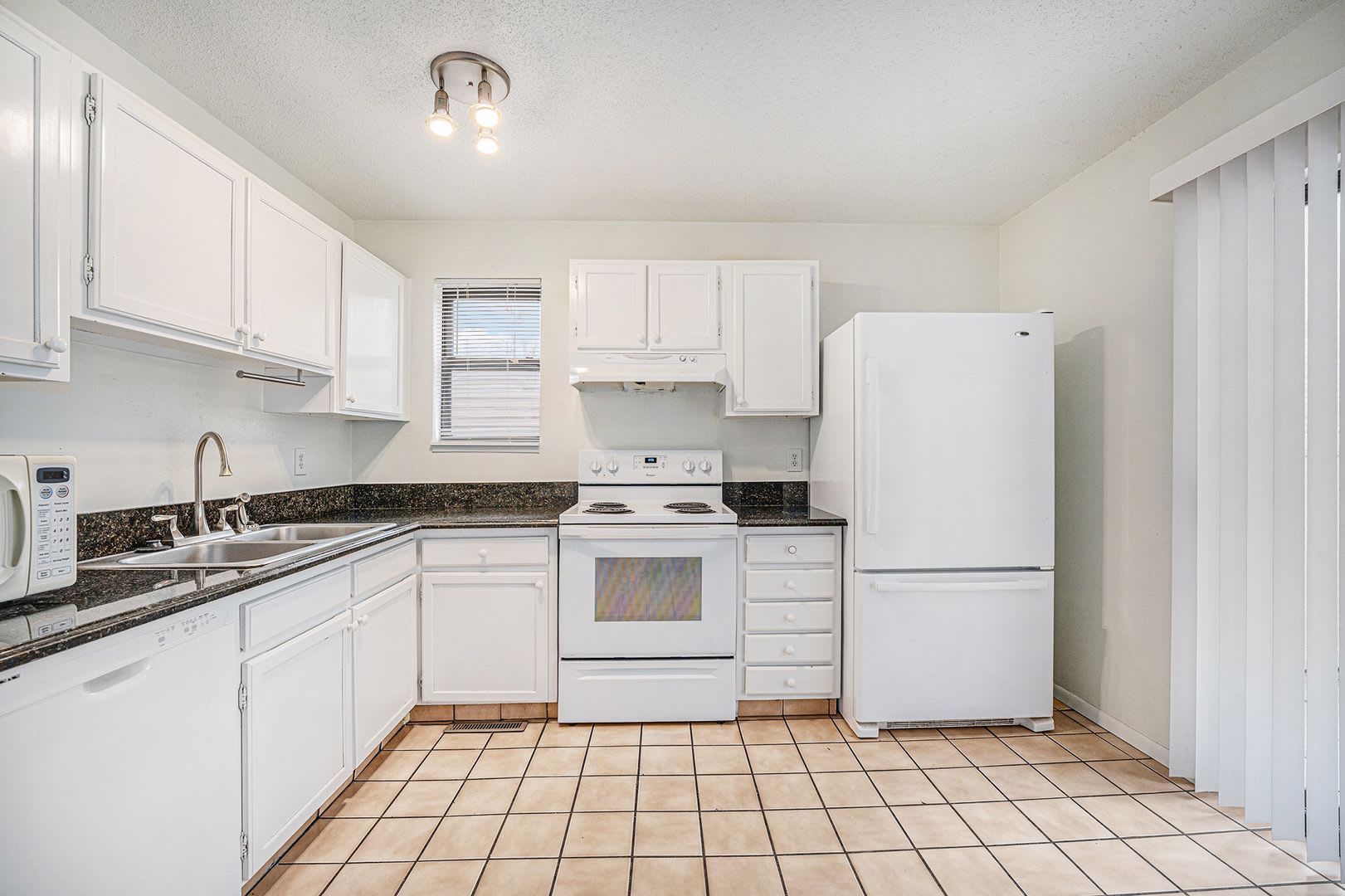 Charming 2 Bedroom 1.5 Bathroom Condo in Southeast Denver available Now! – photo 4