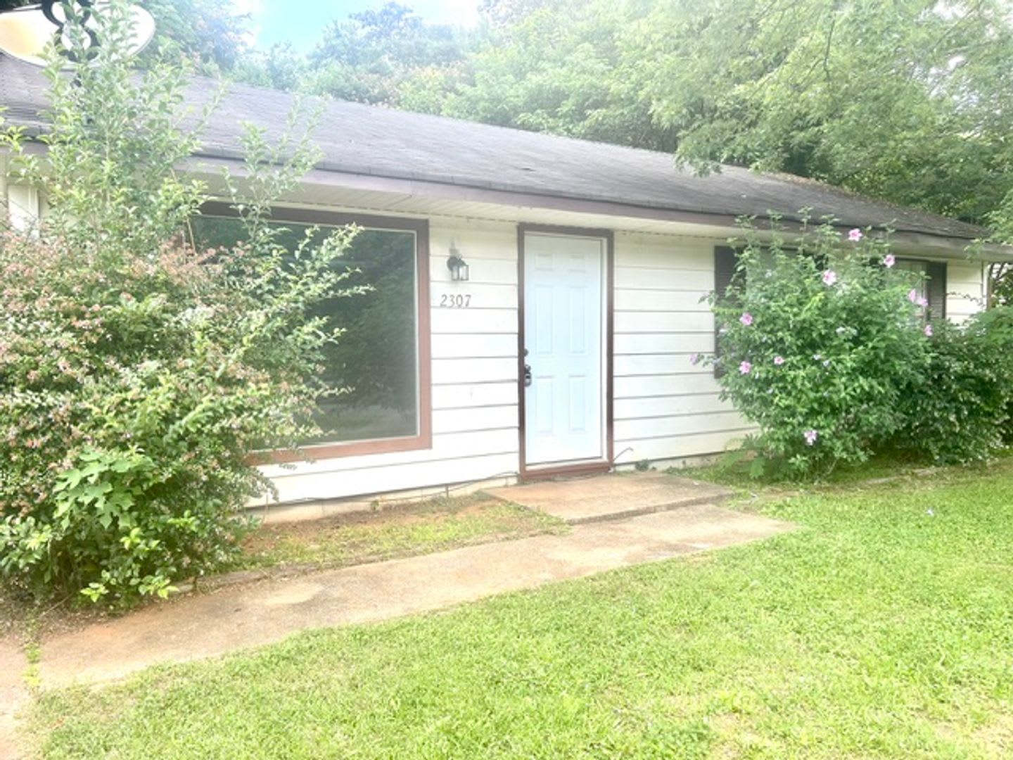 AVAILABLE NOW! $200 OFF FIRST MONTHS RENT – photo 2