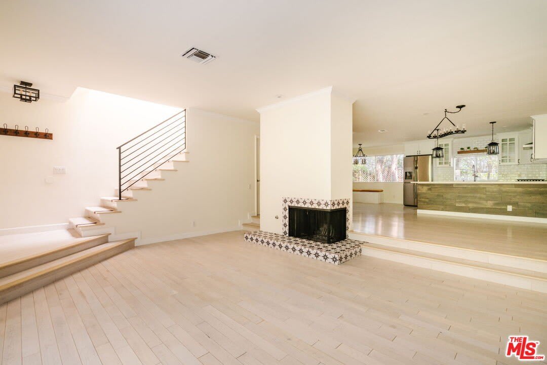 141 N Clark Dr – photo 3