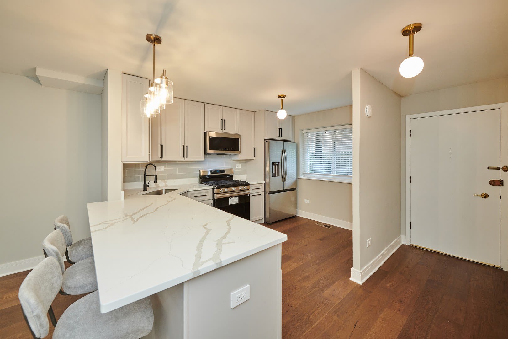 7074 N RIDGE Boulevard – photo 2