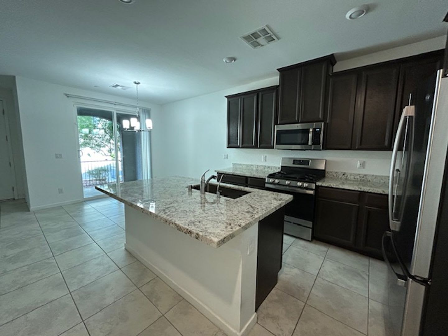 3 bedroom townhome in Henderston gated community – photo 4