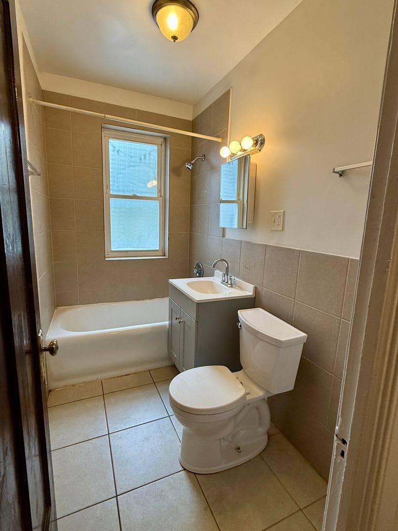 Large 3 bedroom in Greater Grand Crossing – photo 4