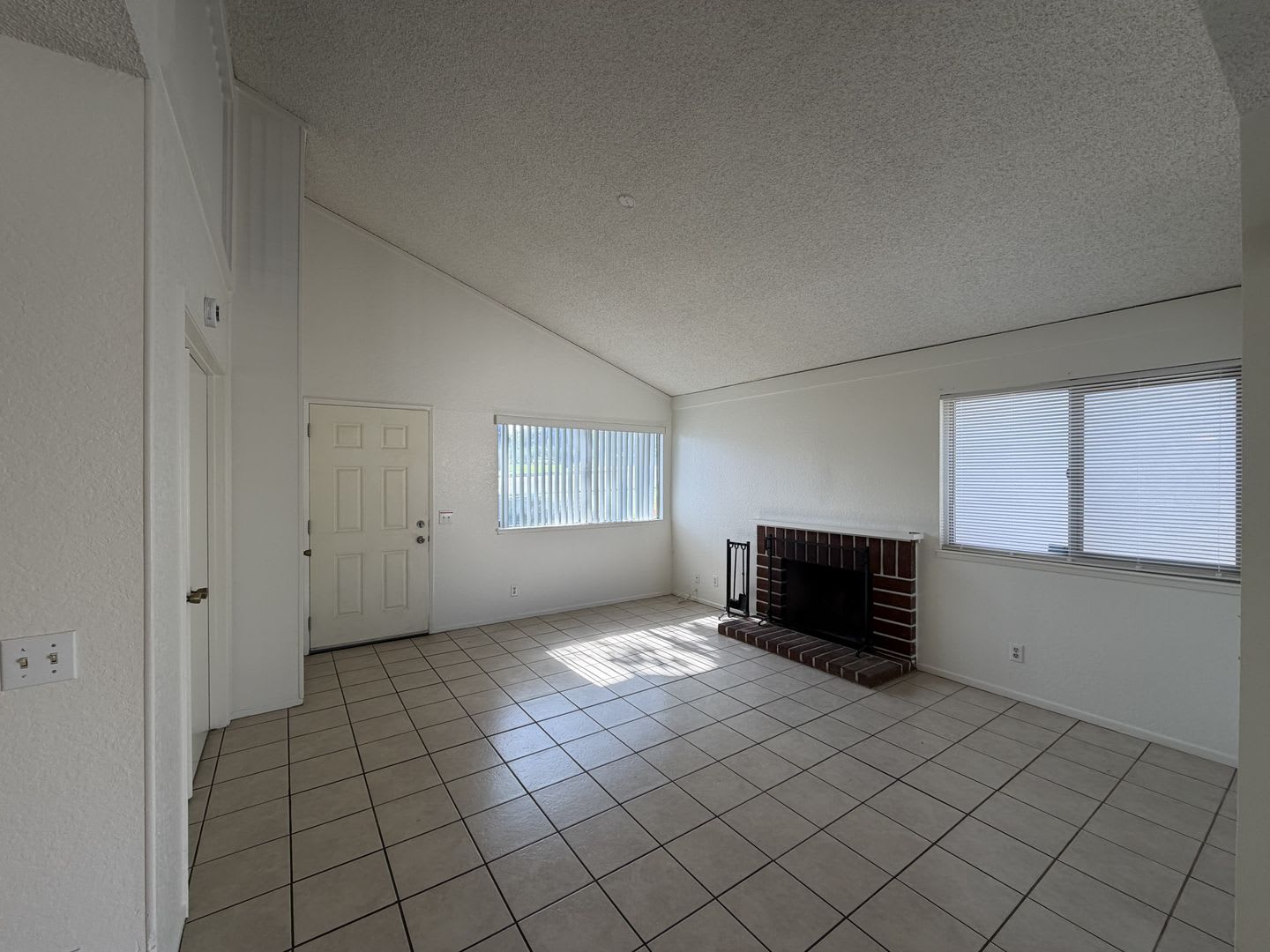 Redlands Townhouse in Great Complex 2+ 1.5 AVAILABLE NOW – photo 5