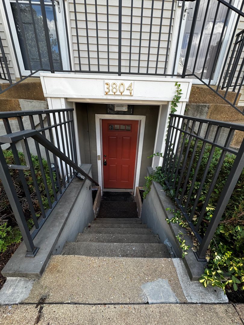 Furnished 2BR, 2BA Condo with Backyard in Arlington – photo 2